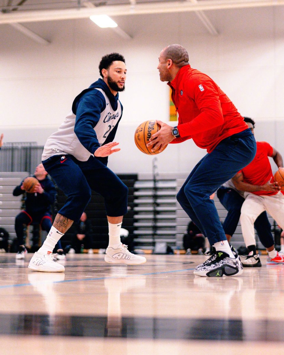 包含这也行？纽卡斯尔战术微调备战NBA季后赛密尔沃基雄鹿远射贴柱备战NBA常规赛，Ning关键时刻夺冠的词条